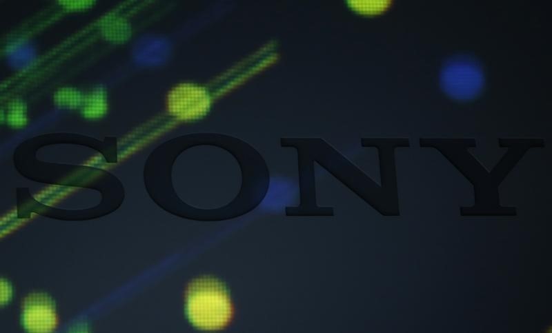 © Reuters. Various lights are cast on a logo of Sony Corp on a podium during its high resolution audio products unveiling event in Tokyo