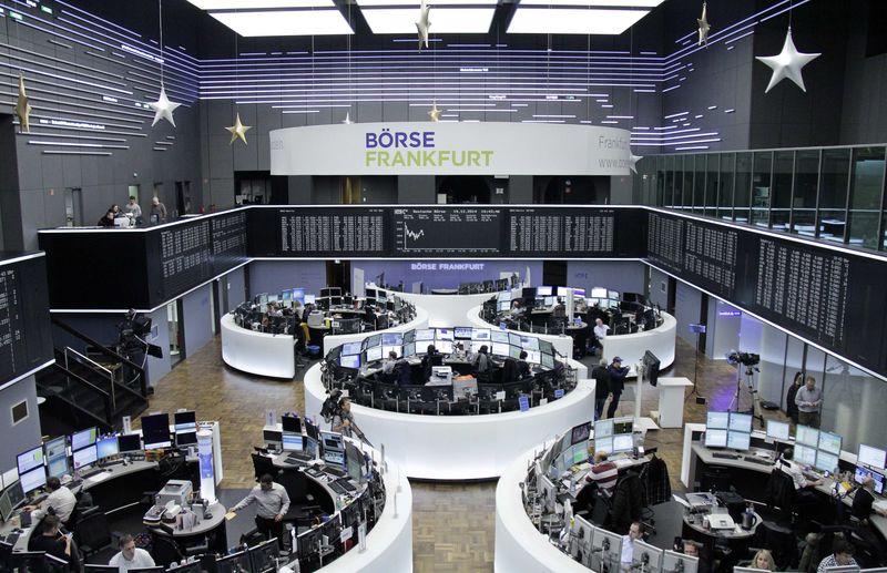© Reuters. Las bolsas europeas cierran estables pese a la caída de Roche y de los bancos de Italia