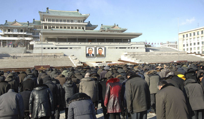 © Reuters. Norte-coreanos prestam homenagem ao ex-líder Kim Jong Il, em Pyongyang, no aniversário de três anos de sua morte