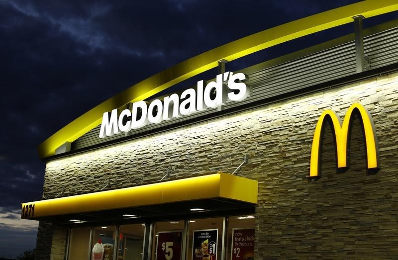 © Reuters. A McDonald's restaurant is pictured in Encinitas, California
