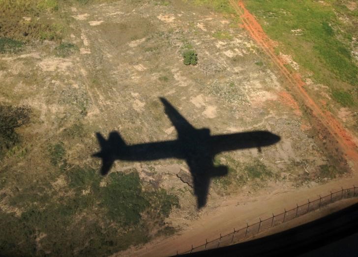 © Reuters. A TAM passenger jet casts a shadow on the ground as it descends to land in Sao Paulo