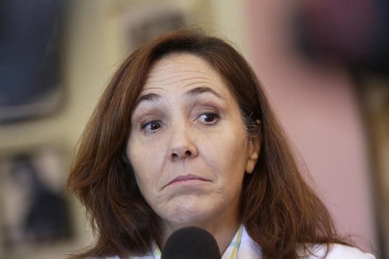 © Reuters. Mariela Castro, director of the Cuban National Center for Sex Education, National Assembly member and daughter of Cuba's President Raul Castro talks to the media in Havana