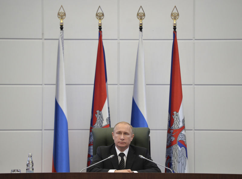 © Reuters. Russia's President Putin chairs a meeting with senior military officials at the Defense Ministry's control room in Moscow in Moscow