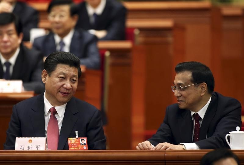 © Reuters. China's newly elected President and chairman of the Central Military Commission Xi talks with China's Vice Premier Li during the fourth plenary meeting of the first session of the 12th National People's Congress in Beijing