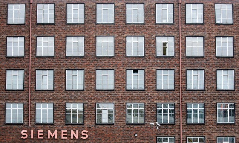 © Reuters. A building of Siemens is pictured in Berlin