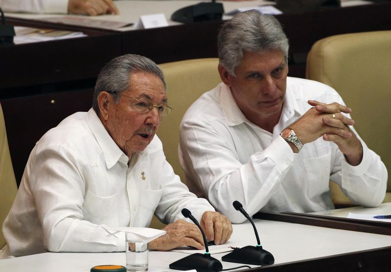 © Reuters. Cuba's President Castro speaks with his first vice-president Diaz Canel during a session of the National Assembly in Havana