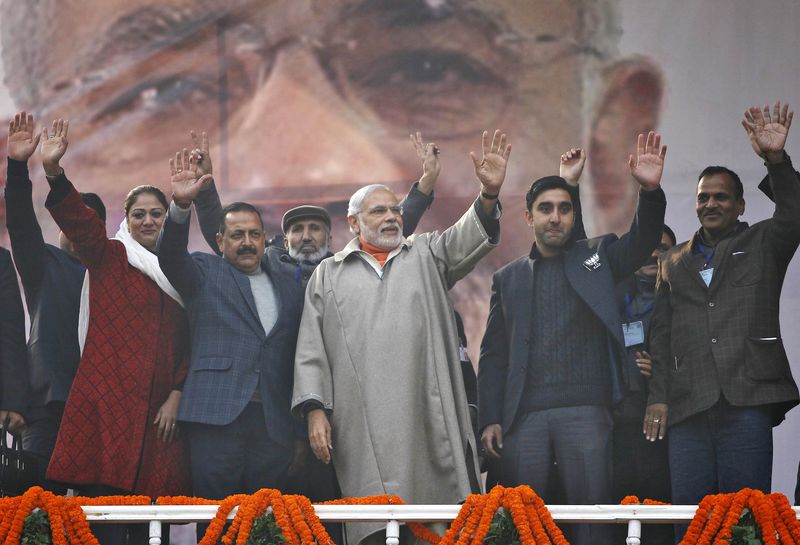 © Reuters. India's Prime Minister Narendra Modi waves to the crowd after he addressed an election campaign rally in Srinagar