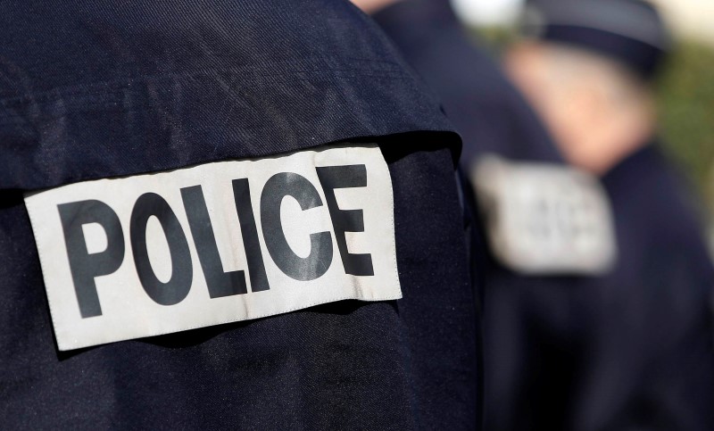 © Reuters. UN HOMME ABATTU APRÈS UNE AGRESSION DE POLICIERS 