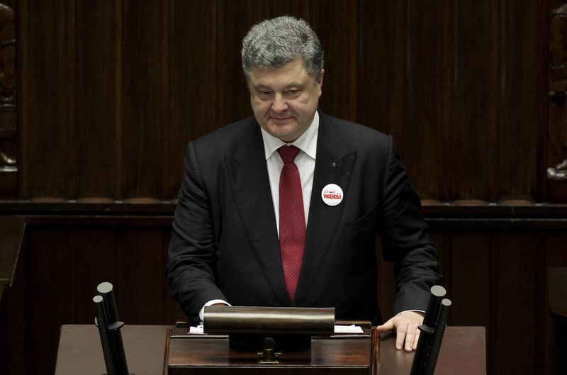 © Reuters. Ukrainian President Poroshenko addresses the session of the Polish parliament in Warsaw