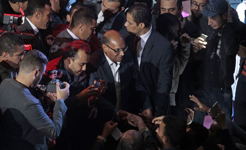 © Reuters. Tunisia's President Moncef Marzouki greets supporters during a re-election campaign in Tunis