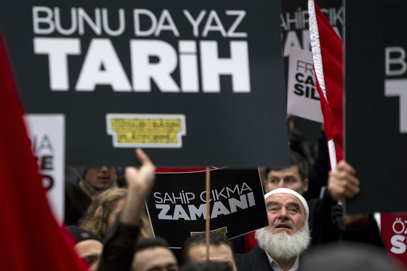 © Reuters. People take part in a protest against the Turkish Government for issuing an arrest warrant for U.S.-based Muslim cleric Fethullah Gulen in the Manhattan borough of New York