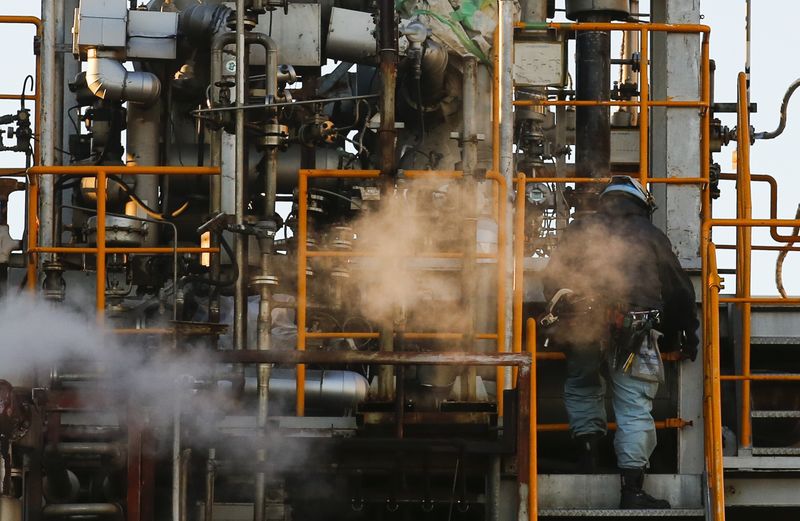 © Reuters. Los Emiratos Árabes instan a países petroleros no subir producción en 2015