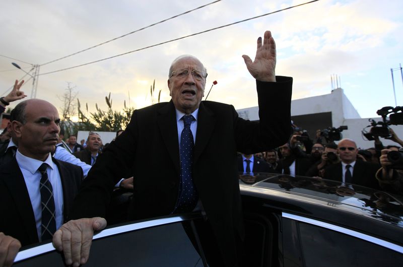 © Reuters. Essebsi, leader of Tunisia's secular Nidaa Tounes party and a presidential candidate, gestures after casting his vote at a polling station in Tunis