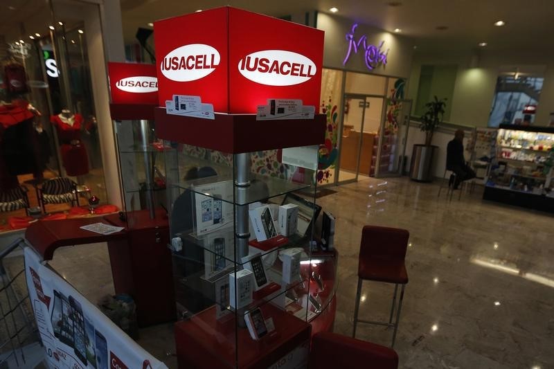 © Reuters. Iusacell stall is seen at a shopping mall in Mexico City