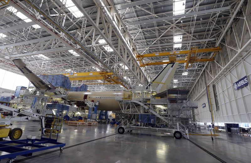 © Reuters. General view of an Airbus A350 is pictured at the final assembly line at Airbus headquarters in Toulouse