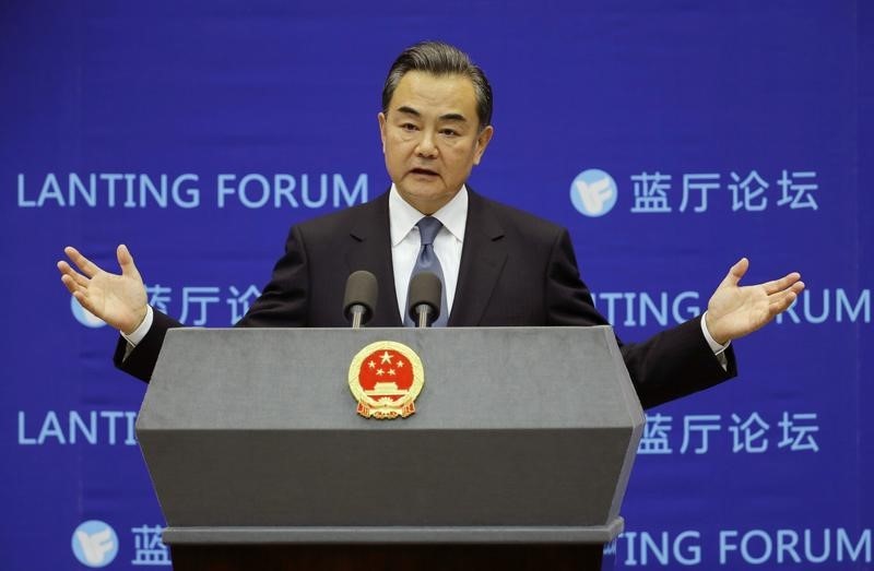 © Reuters. وزير الخارجية الصيني يبدي استعداد بلاده لمساعدة روسيا