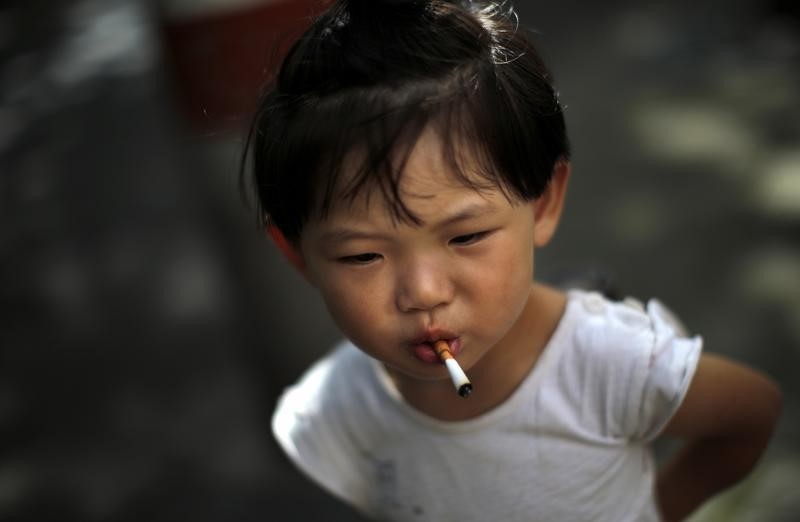 © Reuters. وكالة: برلمان الصين يدرس تقييد اعلانات السجائر