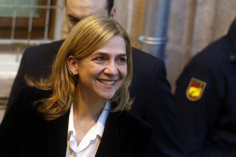 © Reuters. Spain's Cristina de Borbon, sister of the newly-crowned King Felipe VI, leaves a courthouse after testifying in front of judge Jose Castro over tax fraud and money-laundering charges in Palma de Mallorca