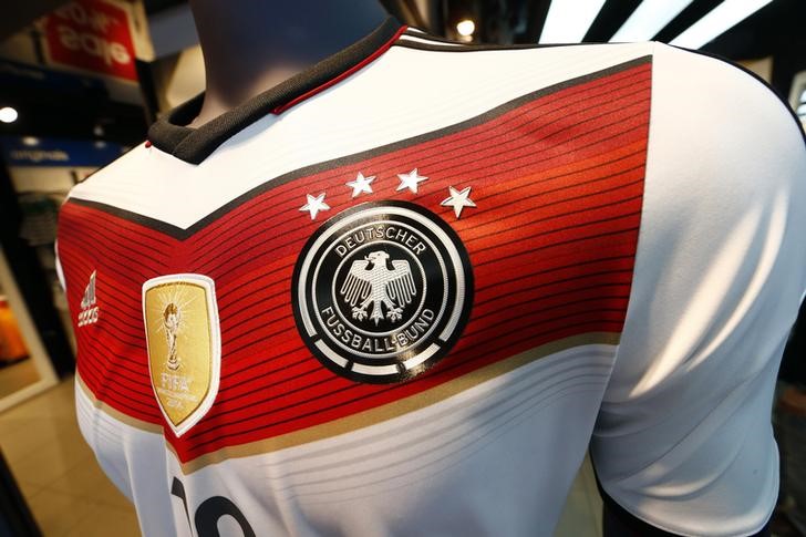 © Reuters. Adidas vende más de 3 millones de camisetas de la selección alemana