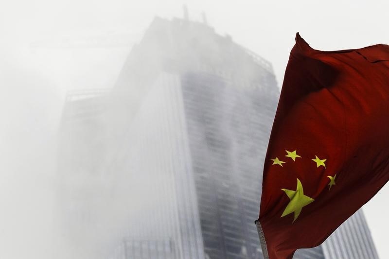 © Reuters. Bandeira da China em frente a um canteiro de obras em Guangzhou