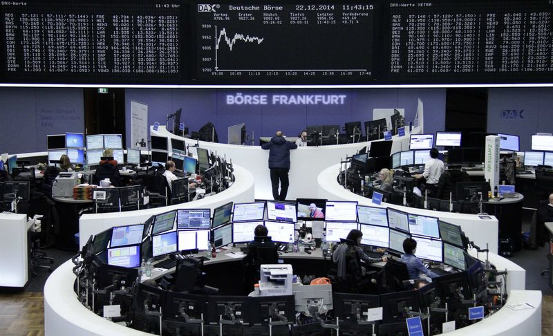 © Reuters. LES BOURSES EUROPÉENNES DANS LE VERT À LA MI-JOURNÉE