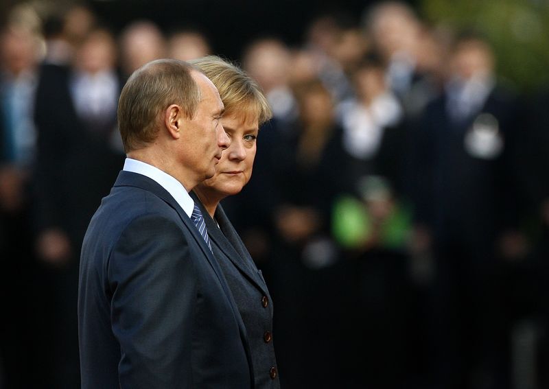 © Reuters. File photo of German Chancellor Merkel meeting Russian President Putin for talks in Wiesbaden