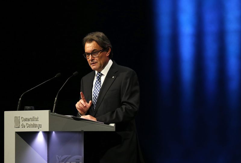 © Reuters. Catalonia's President Artur Mas attends a conference in Barcelona, assessing the situation after a symbolic vote on the region's independence from Spain