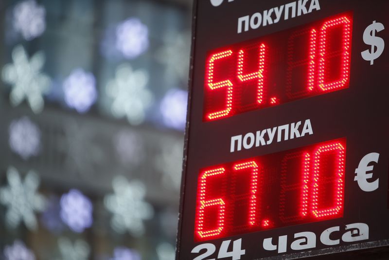 © Reuters. Rusia realiza su primer rescate bancario desde la crisis del rublo 