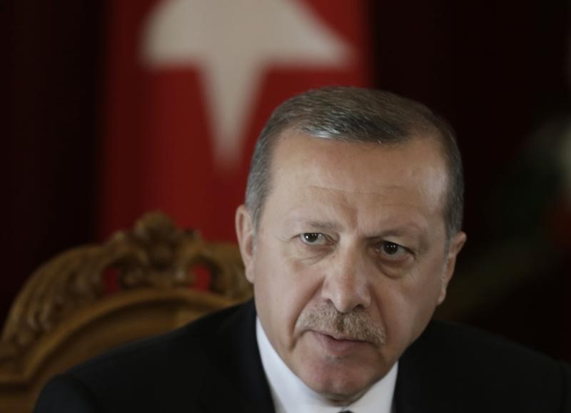 © Reuters. Turkey's President Erdogan speaks during a news conference in Riga