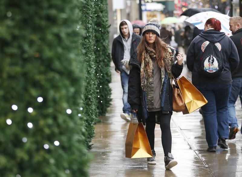 © Reuters. Christmas shoppers walk along Oxford Street in central London