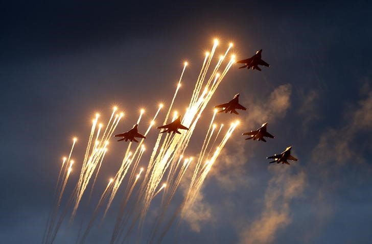 © Reuters. Belarussian MiG-29 jet fighters take part in a rehearsal for a military parade in Minsk