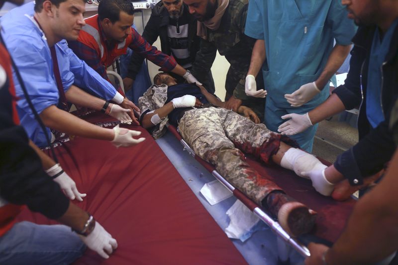 © Reuters. An injured Libyan military personnel receives medical treatment at the Benghazi Medical Center