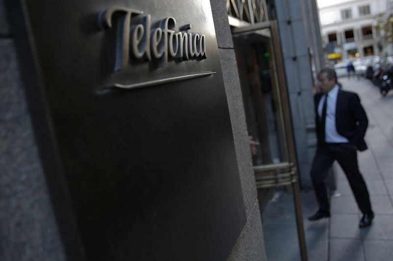 © Reuters. A man enters a Telefonica's building in central Madrid