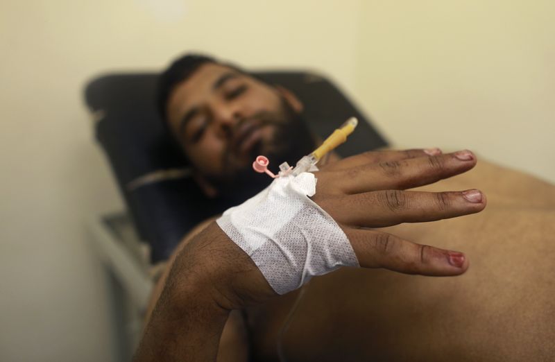 © Reuters. An injured Libyan military personnel receives medical treatment at the Benghazi Medical Center