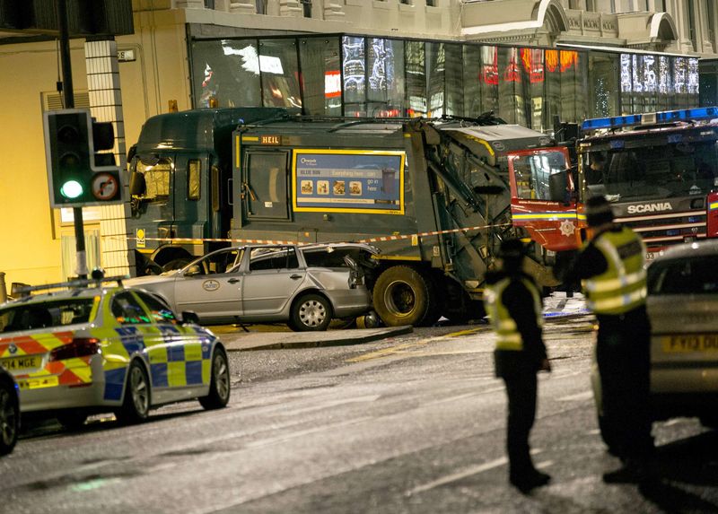 © Reuters. Caminhão atropela consumidores em Glasgow