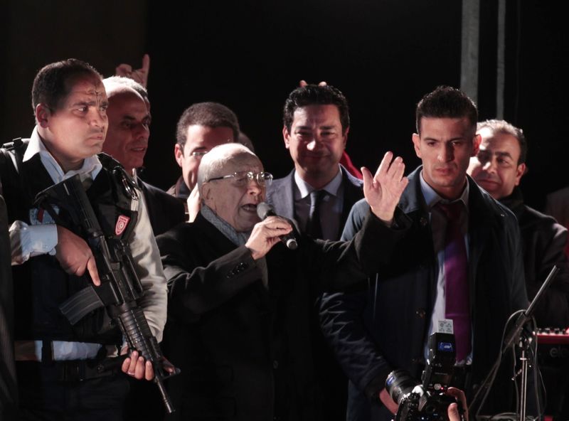 © Reuters. Beji Caid Essebsi, Nidaa Tounes party leader, gestures outside the party headquarters in Tunis