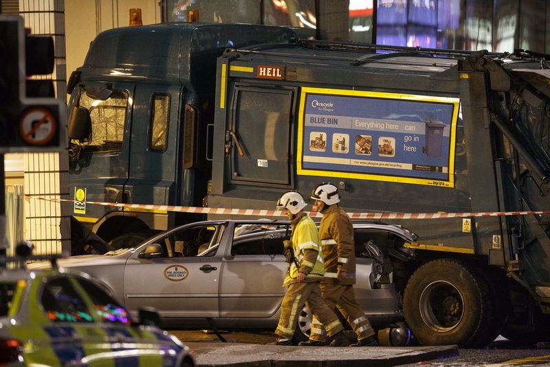 © Reuters. SIX PERSONNES TUÉES PAR UN CAMION POUBELLE À GLASGOW