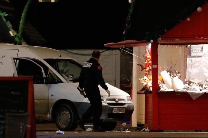 © Reuters. Membro de esquadrão antibomba investiga van que invadiu local em Nantes 