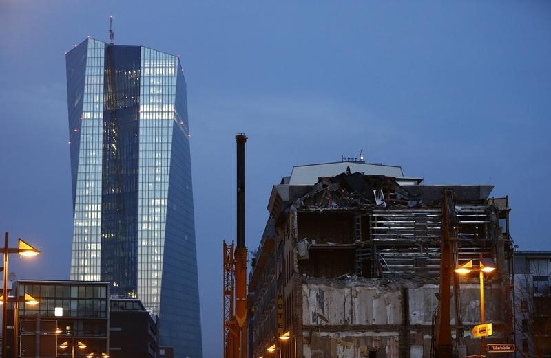 © Reuters. The new European Central Bank (ECB) headquarters are pictured behind partially dismantled Sudfass brothel club in Frankfurt