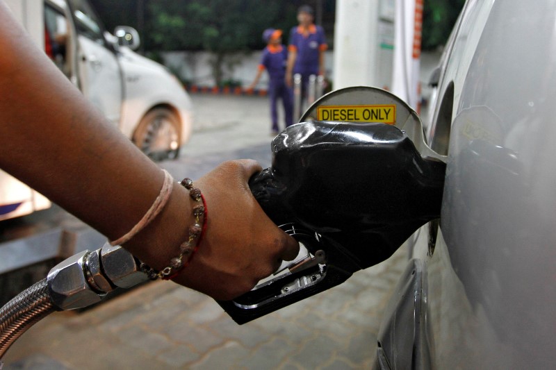 © Reuters. File photo of a worker filling a car with diesel at a fuel station in the western Indian city of Ahmedabad