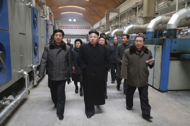 © Reuters. North Korean leader Kim gives field guidance at the Kim Jong Suk Pyongyang Textile Mill in this undated photo released by KCNA in Pyongyang