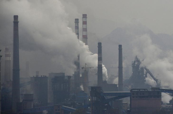 © Reuters. أكبر 500 شركة في العالم تزيد انبعاثات الغازات على الرغم من دعوات الى خفضها