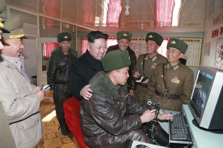 © Reuters. Líder da Coreia do Norte, Kim Jong Un, visita unidade militar, em foto de arquivo