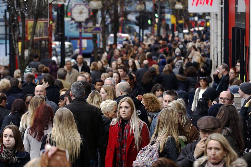 © Reuters. Consumidores na Oxford Street, em Londres, no último fim de semana antes do Natal 