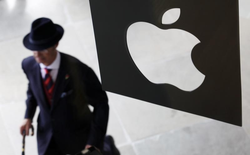 © Reuters. Cliente entra em loja da Apple em Londres