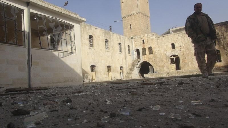 © Reuters. A Free Syrian Fighter is seen after shelling at the Grand Umayyad mosque at Marat al-Numan near the northern province of Idlib