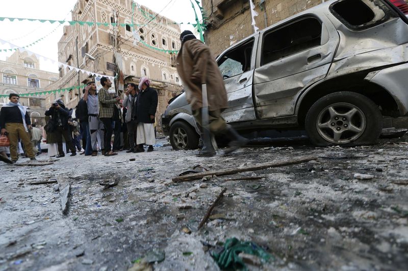 © Reuters. Pessoas se aglomeram no local onde explodiu uma bomba em Sanaa