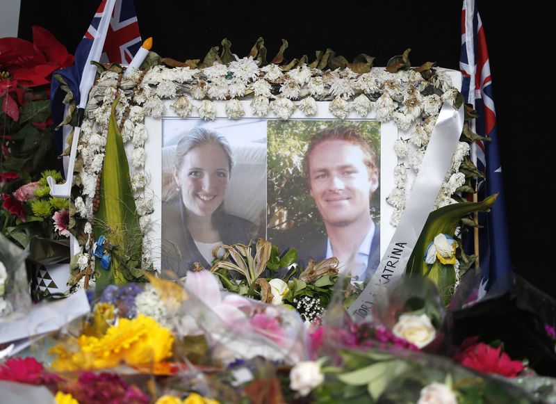 © Reuters. Fotos das vítimas do ataque ao café de Sydney, a advogada Katrina Dawson e o gerente do café, Tori Johnson, em tributo perto do local do incidente