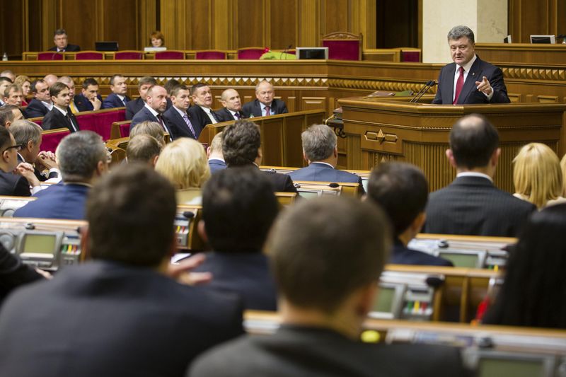 © Reuters. Poroshenko delivers a speech during a session of the parliament in Kiev