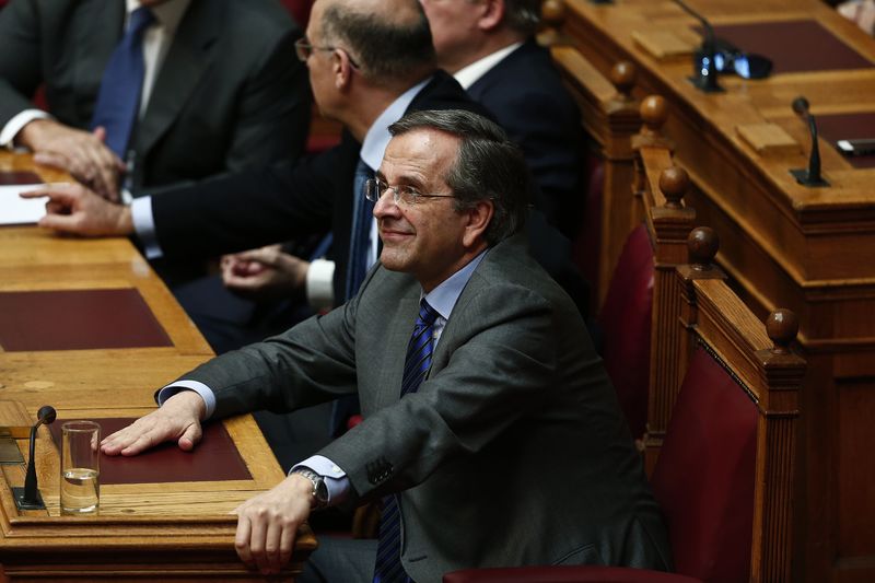 © Reuters. Greece's Prime Minister Samaras smiles during the second of three rounds of a presidential vote at the Greek parliament in Athens